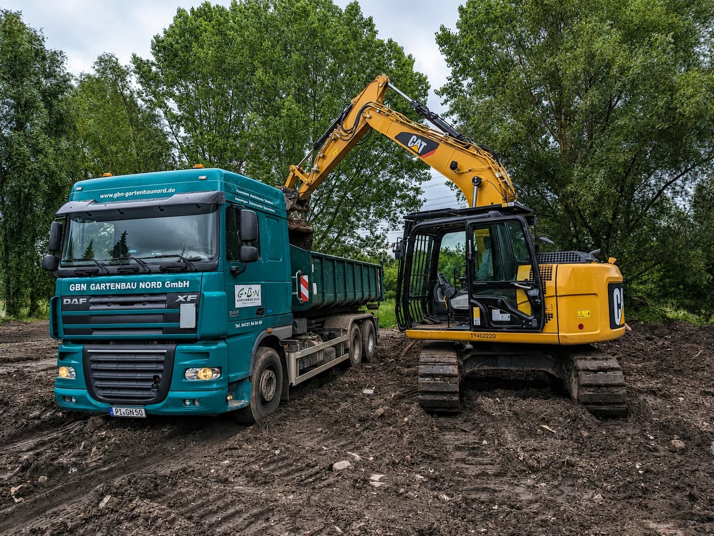 GBN-Lkw und CAT-Bagger beim Erdbau im Kreis Pinneberg