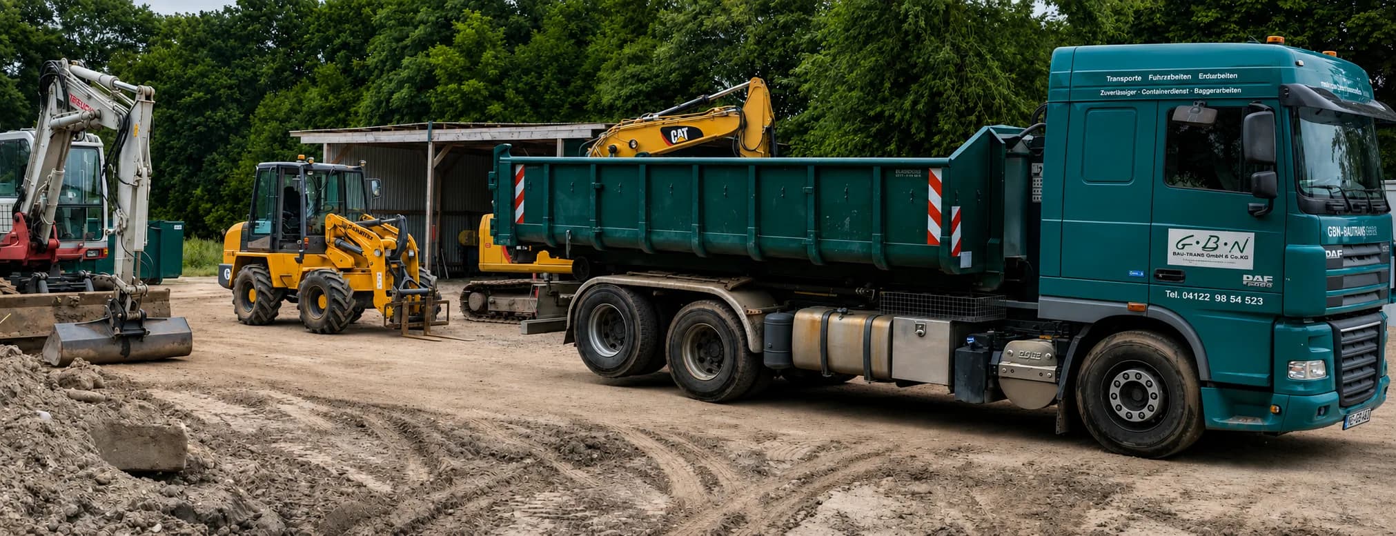 Grüner GBN Kipper-Lkw mit Bagger und Radlader auf dem Betriebshof im Kreis Pinneberg