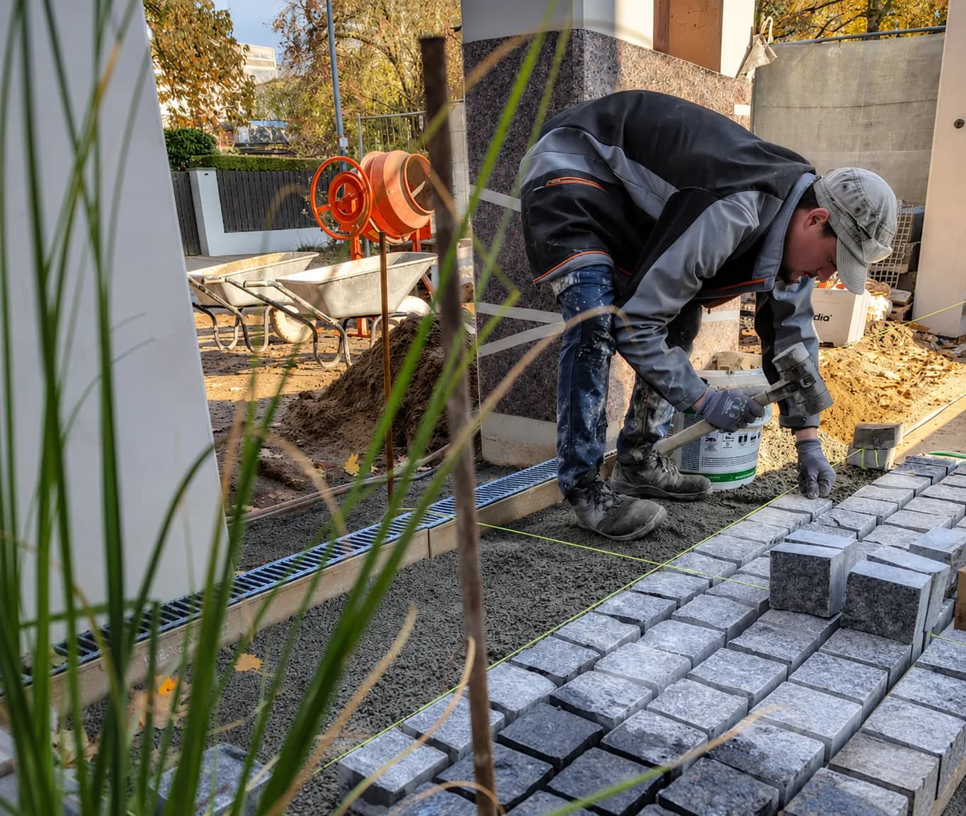 GBN Mitarbeiter beim Verlegen von Granitpflaster im Kreis Pinneberg