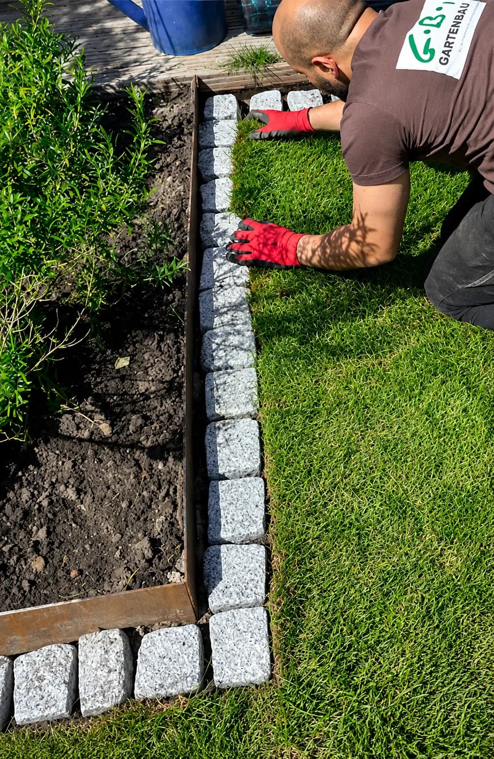 GBN Mitarbeiter beim Setzen einer Granit-Beeteinfassung und Verlegen von Rasen im Kreis Pinneberg