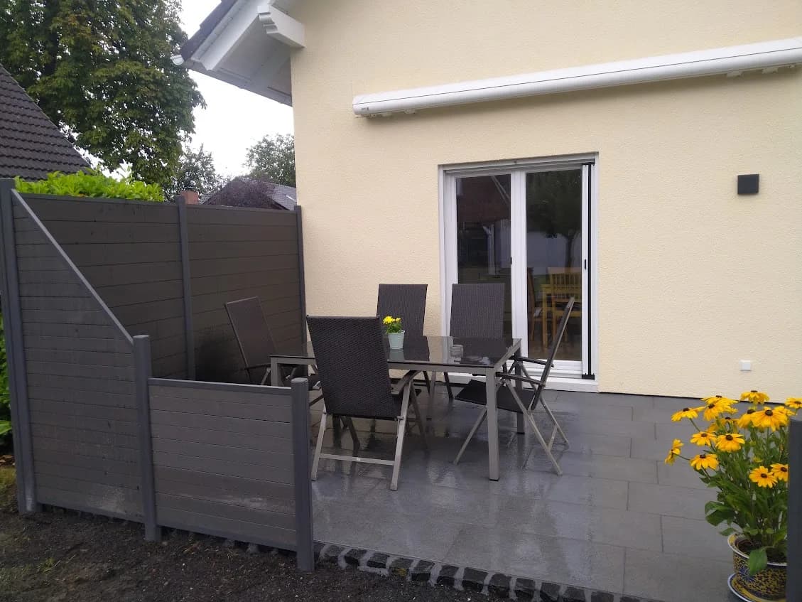 Terrasse mit Sichtschutz und Bepflanzung im Kreis Pinneberg