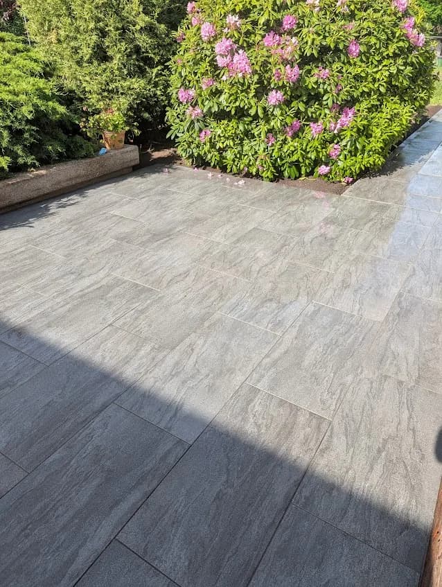 Terrasse und Gartenweg aus Naturstein mit Bepflanzung im Kreis Pinneberg