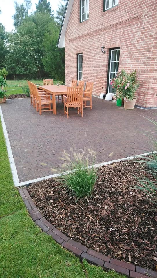 Klinker-Terrasse im Fischgrätverband mit Gartenmöbeln im Kreis Pinneberg