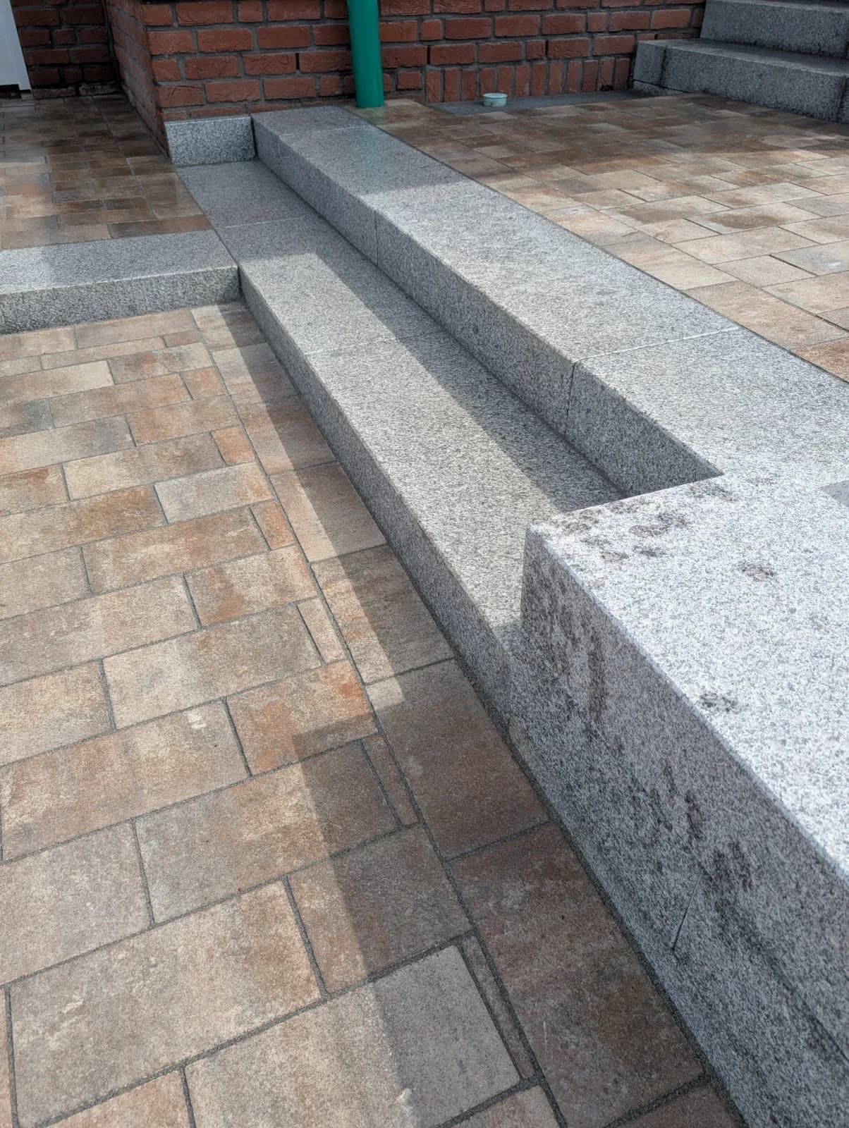 Pflasterfläche mit Granit-Stufen und Podest am Hauseingang im Kreis Pinneberg
