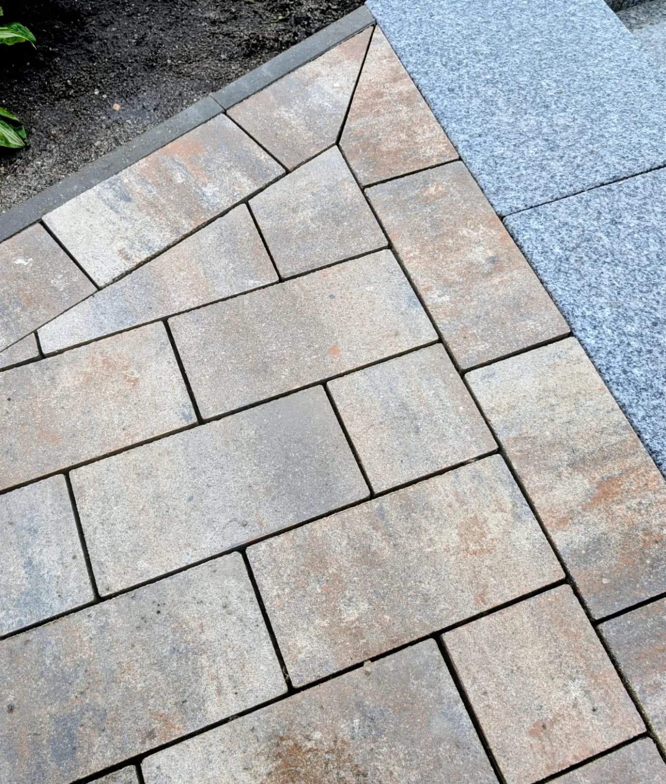 Pflasterfläche aus mehrfarbigem Betonstein mit Granit-Randstein im Kreis Pinneberg