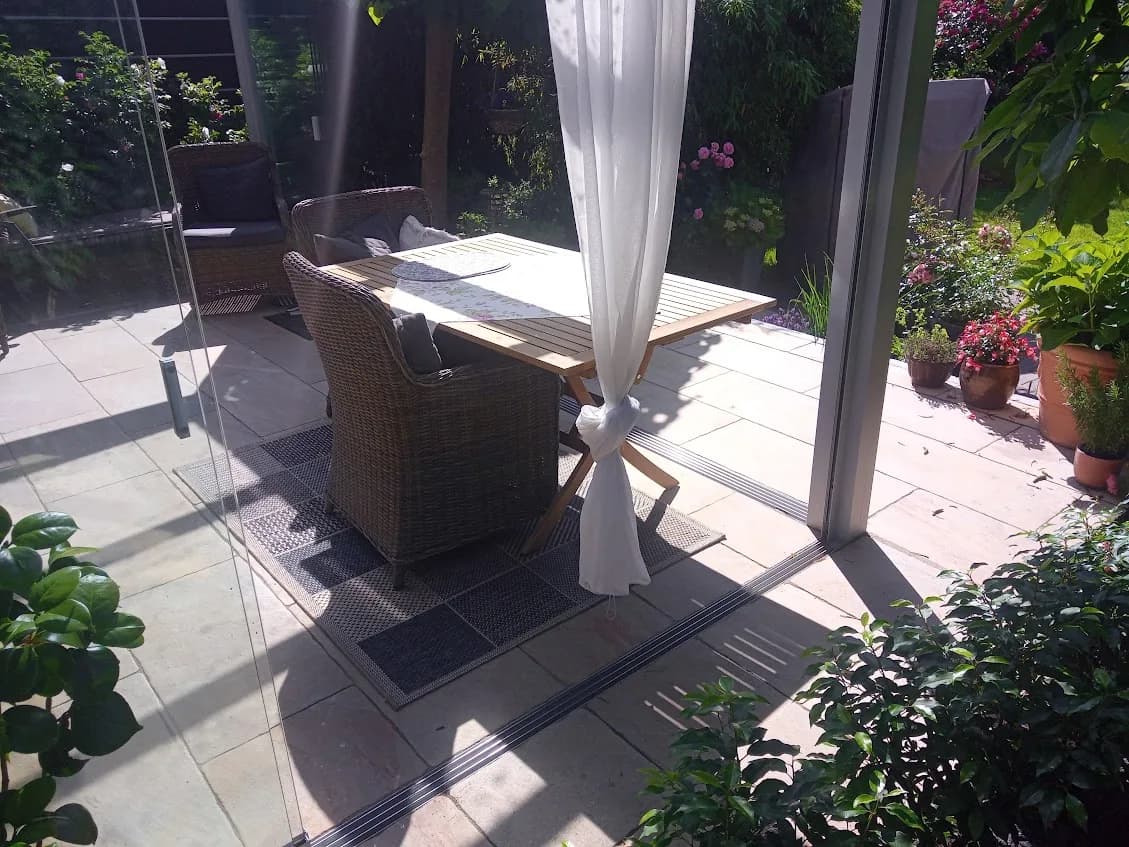 Naturstein-Terrasse mit Bepflanzung am Wintergarten im Kreis Pinneberg