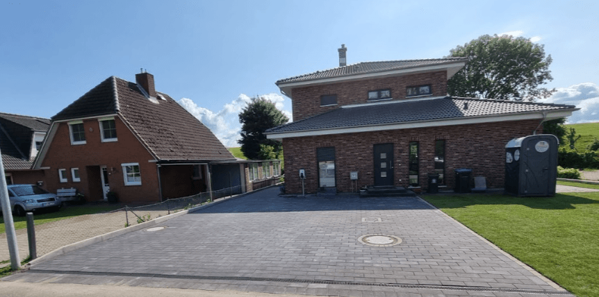 Gepflasterte Auffahrt am Wohnhaus im Kreis Pinneberg