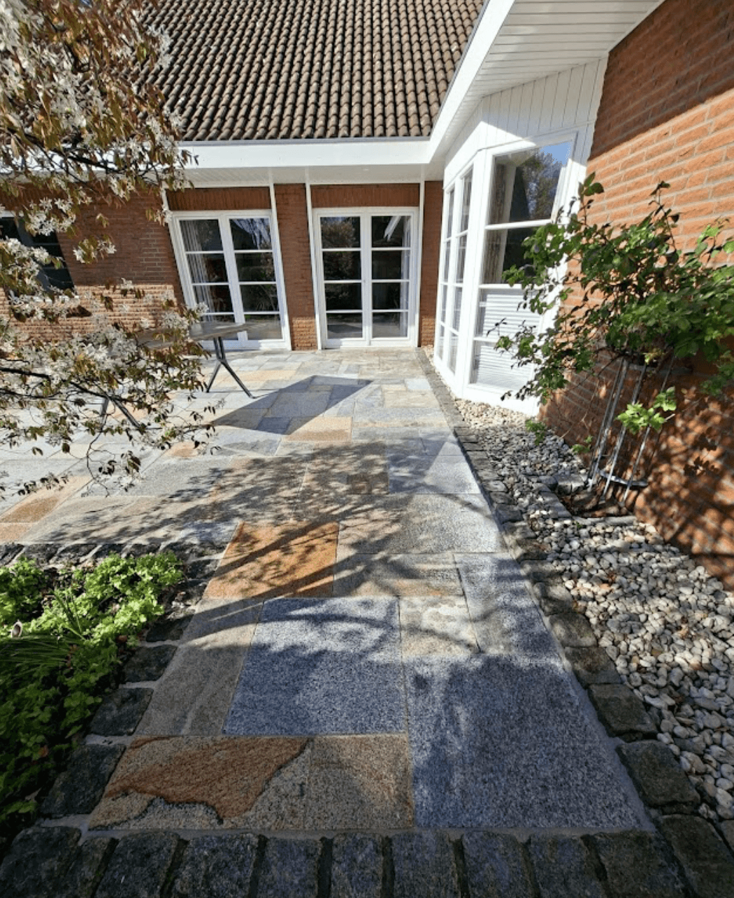 Naturstein-Pflasterweg und Terrasse am Wohnhaus im Kreis Pinneberg